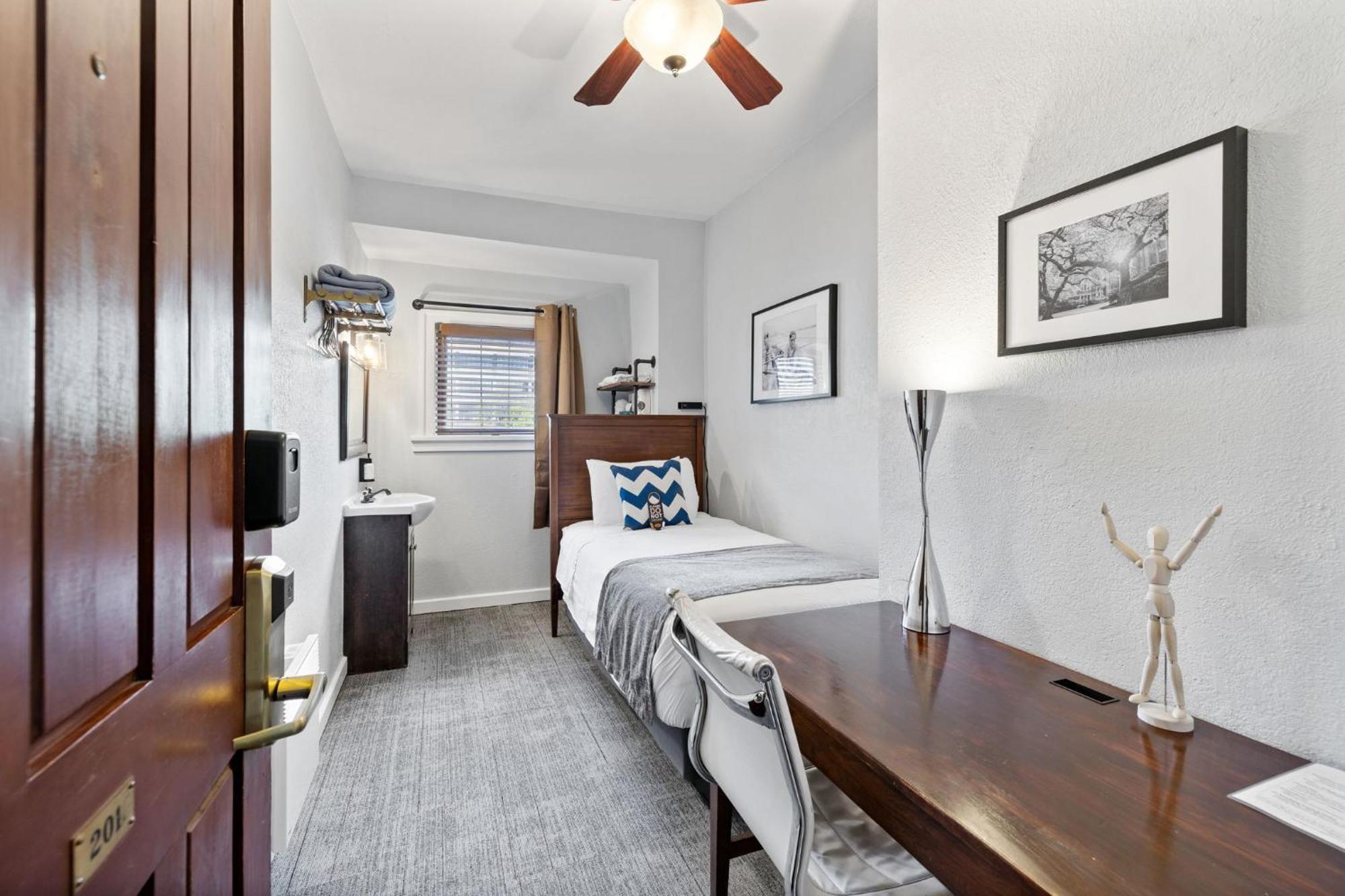 College Inn Hotel Сиэтл Экстерьер фото