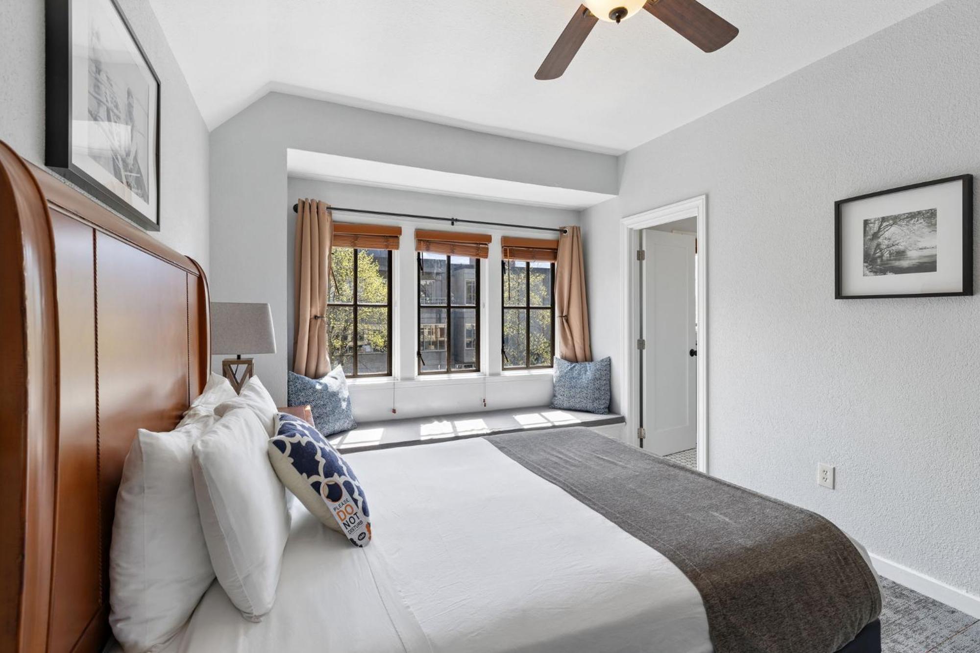 College Inn Hotel Сиэтл Экстерьер фото