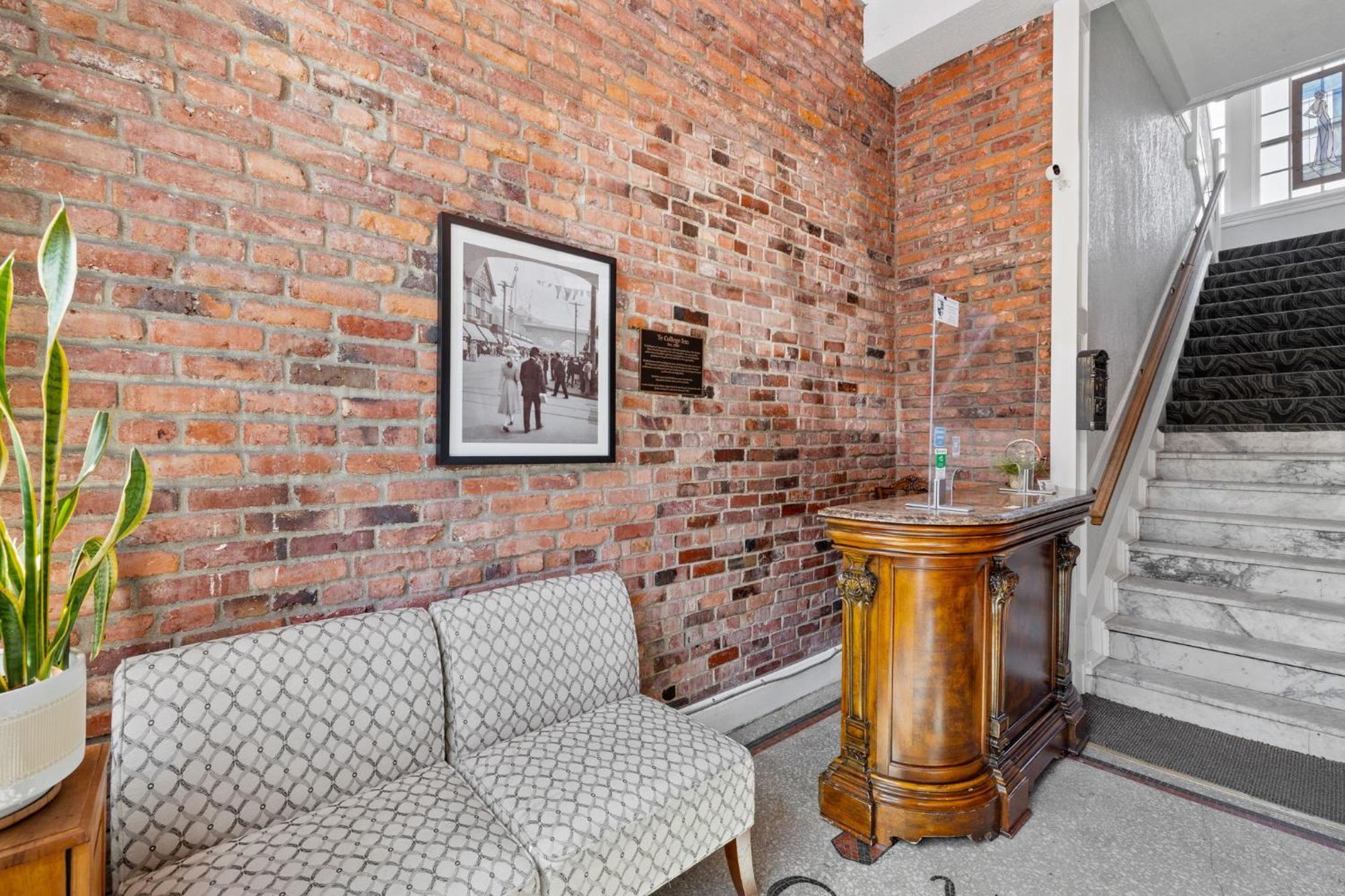 College Inn Hotel Сиэтл Экстерьер фото