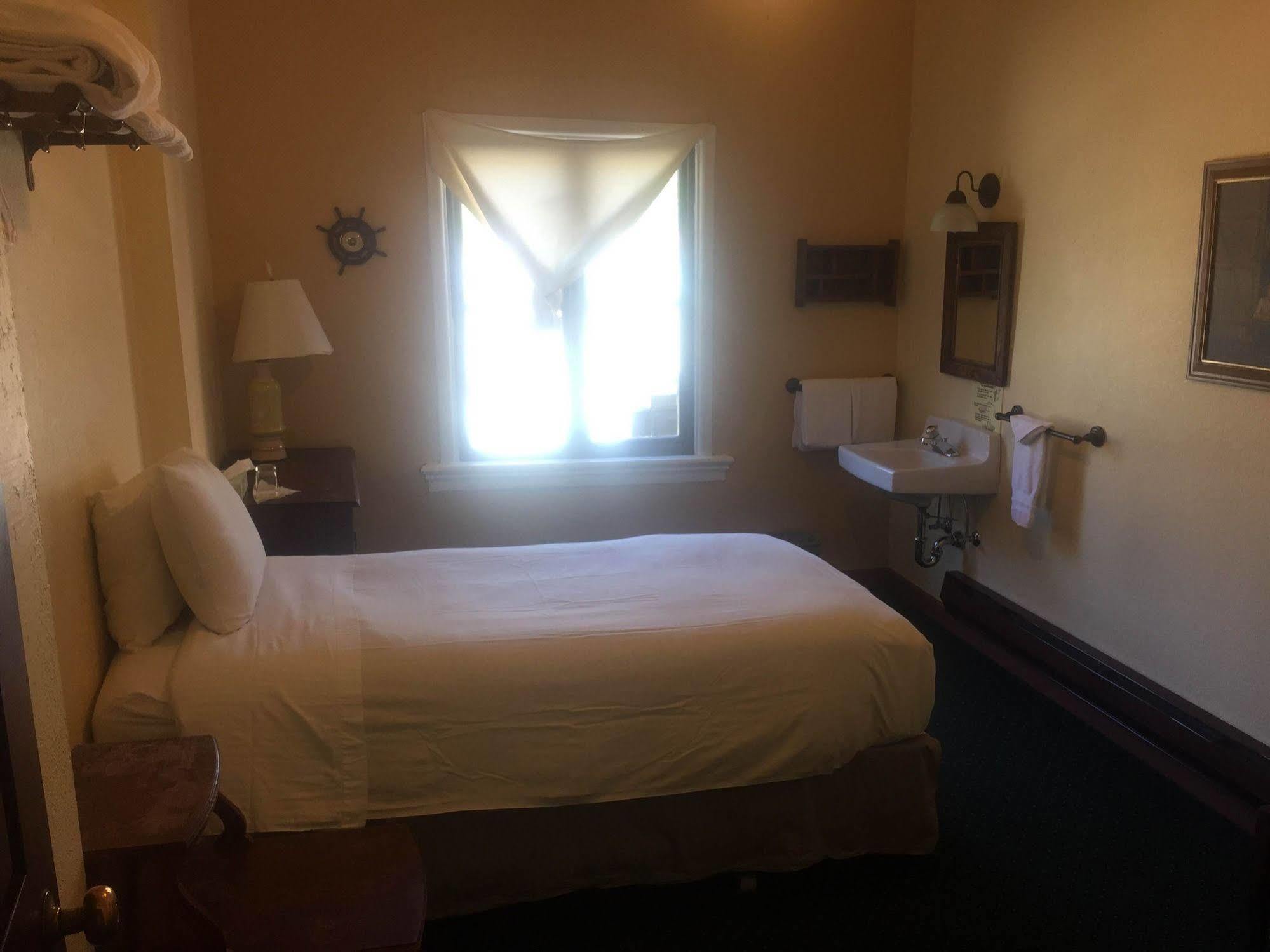 College Inn Hotel Сиэтл Экстерьер фото